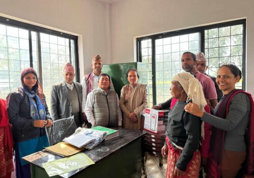 शिवमन्दिर अपाङ्ग स्वावलम्बन समूहलाई कार्यालय सामाग्री हस्तान्तरण 