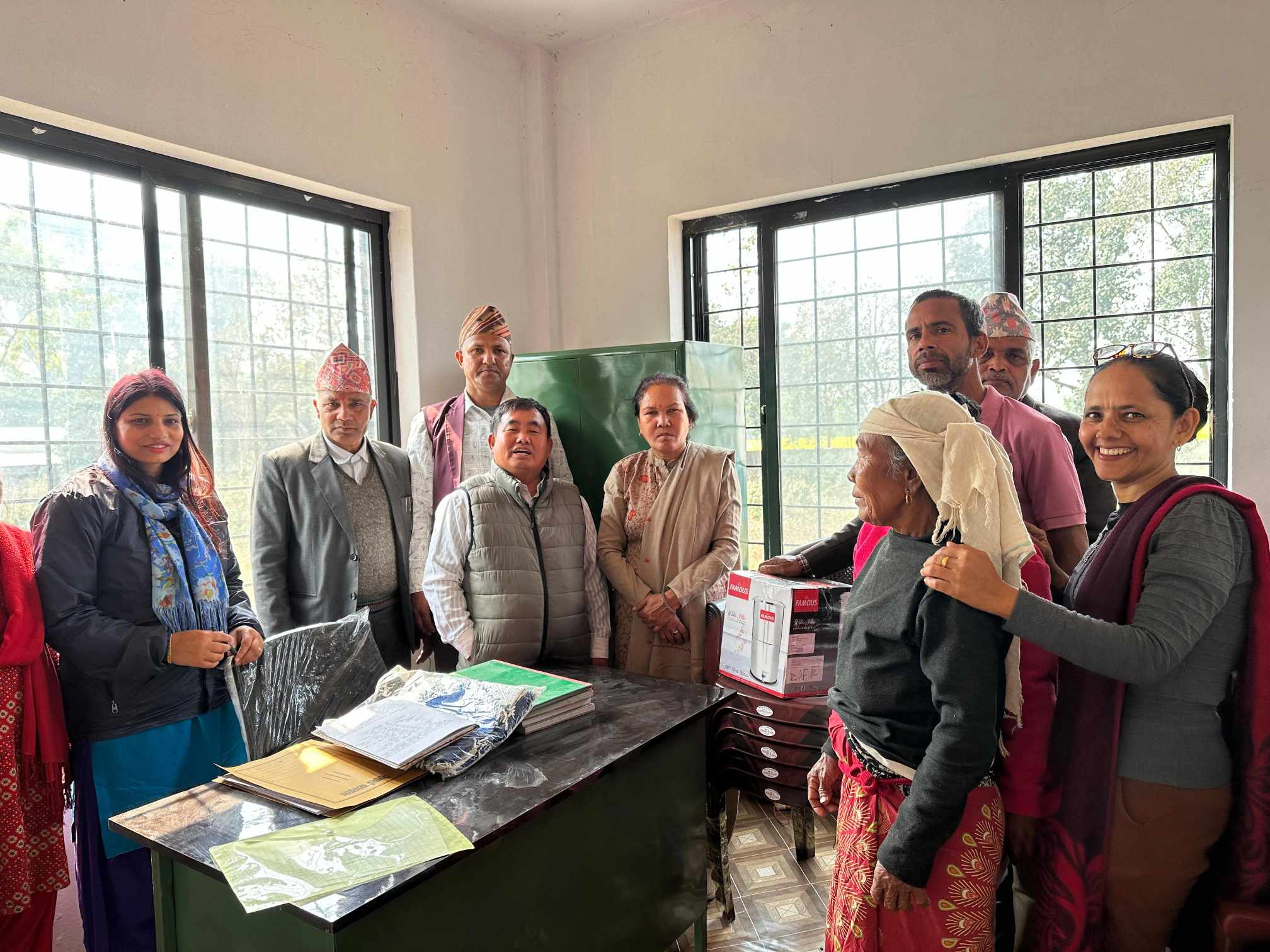 शिवमन्दिर अपाङ्ग स्वावलम्बन समूहलाई कार्यालय सामाग्री हस्तान्तरण 