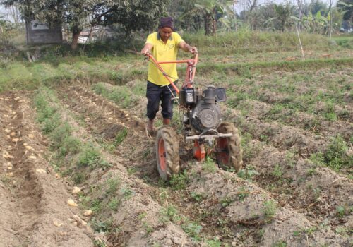 आलु खेतीमा आधुनिक यन्त्र प्रयोग गर्दै किसान